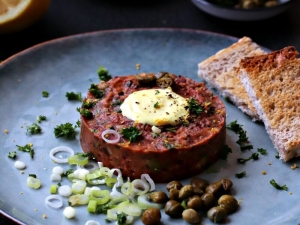 Tartare with tomato and capers