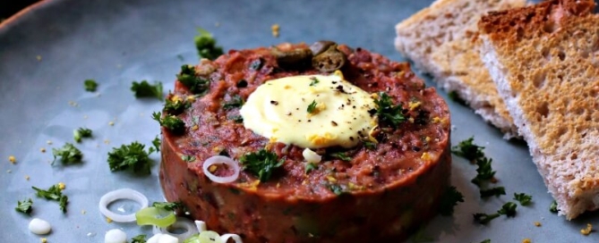 Tartare with tomato and capers